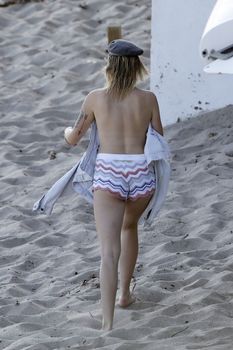 Горячая Айрленд Болдуин засветила грудь для фотосессии на Малибу фото #14