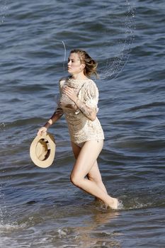 Горячая Айрленд Болдуин засветила грудь для фотосессии на Малибу фото #18