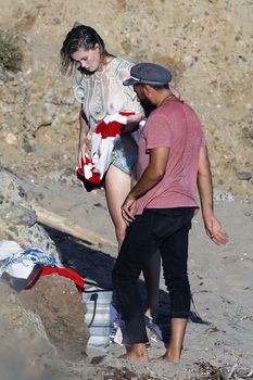 Горячая Айрленд Болдуин засветила грудь для фотосессии на Малибу фото #21