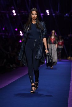 Красивая Ирина Шейк засветила грудь сквозь прозрачный наряд на Versace Fashion Show фото #1