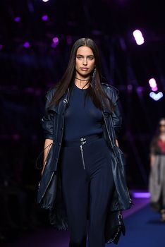 Красивая Ирина Шейк засветила грудь сквозь прозрачный наряд на Versace Fashion Show фото #4