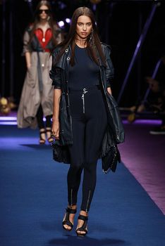 Красивая Ирина Шейк засветила грудь сквозь прозрачный наряд на Versace Fashion Show фото #5