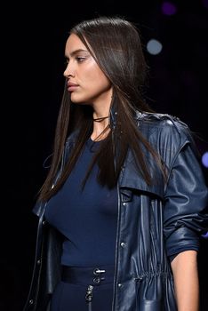 Красивая Ирина Шейк засветила грудь сквозь прозрачный наряд на Versace Fashion Show фото #9