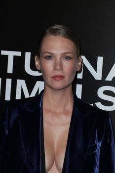 Очень открытое декольте Дженьюэри Джонс на показе «Под покровом ночи» фото #1