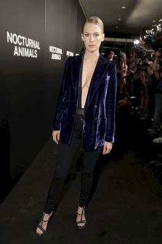 Очень открытое декольте Дженьюэри Джонс на показе «Под покровом ночи» фото #3