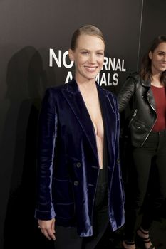 Очень открытое декольте Дженьюэри Джонс на показе «Под покровом ночи» фото #4