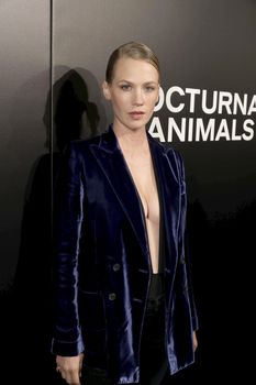 Очень открытое декольте Дженьюэри Джонс на показе «Под покровом ночи» фото #5