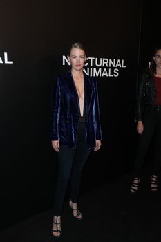 Очень открытое декольте Дженьюэри Джонс на показе «Под покровом ночи» фото #7