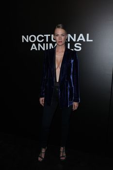 Очень открытое декольте Дженьюэри Джонс на показе «Под покровом ночи» фото #8