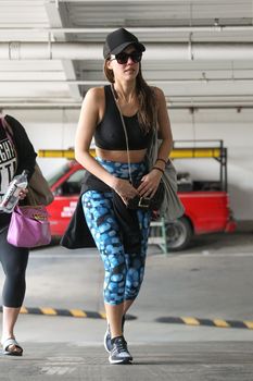 Торчащие соски Джессики Альбы в спортивном лифчике на прогулке фото #2