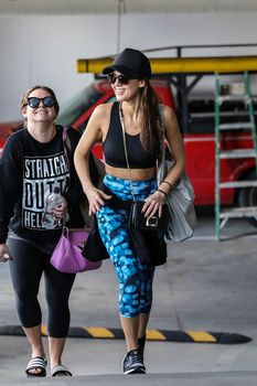 Торчащие соски Джессики Альбы в спортивном лифчике на прогулке фото #7