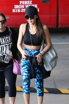 Торчащие соски Джессики Альбы в спортивном лифчике на прогулке фото #8