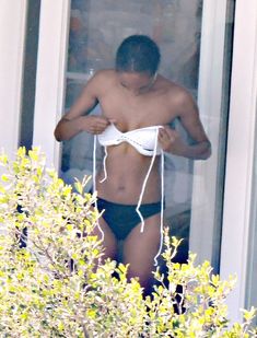 Голая грудь Джордан Данн во время переодевания на улице фото #7