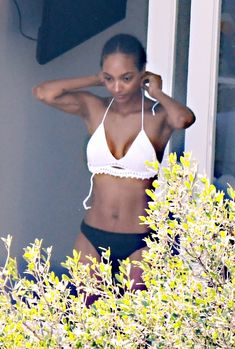 Голая грудь Джордан Данн во время переодевания на улице фото #8