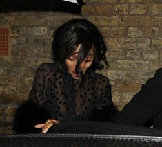 Красавица Джордан Данн засветила грудь в прозрачном наряде под зонтиком фото #1