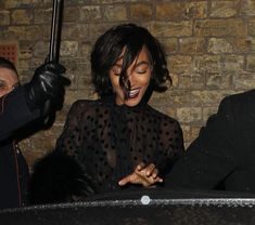 Красавица Джордан Данн засветила грудь в прозрачном наряде под зонтиком фото #2