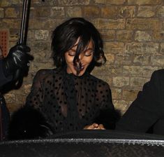 Красавица Джордан Данн засветила грудь в прозрачном наряде под зонтиком фото #3