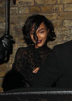 Красавица Джордан Данн засветила грудь в прозрачном наряде под зонтиком фото #4