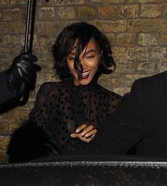 Красавица Джордан Данн засветила грудь в прозрачном наряде под зонтиком фото #5