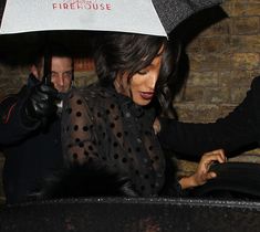 Красавица Джордан Данн засветила грудь в прозрачном наряде под зонтиком фото #6