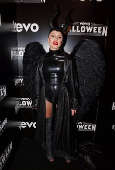 Упругая попка Зары Ларссон в сексуальном костюме из латекса на VEVO Halloween фото #3