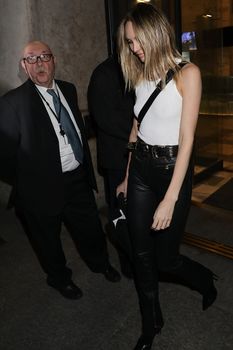 Кэндис Свейнпол без лифчика в Милане фото #9