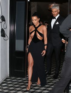 Ким Кардашьян в откровенном наряде на церемонии Hollywood Beauty Awards