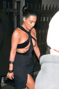 Ким Кардашьян в откровенном наряде на церемонии Hollywood Beauty Awards