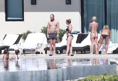 Леди Гага без купальника у бассейна в Мексике фото #7