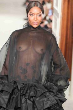 Наоми Кэмпбелл засветила голую грудь на показе Valentino фото #1