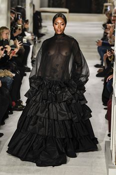 Наоми Кэмпбелл засветила голую грудь на показе Valentino фото #3