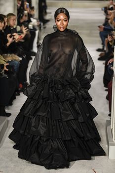 Наоми Кэмпбелл засветила голую грудь на показе Valentino фото #4