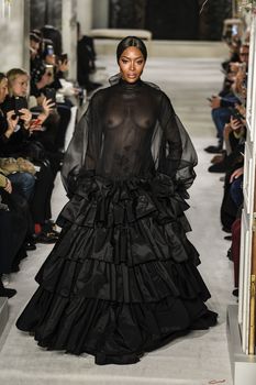 Наоми Кэмпбелл засветила голую грудь на показе Valentino фото #5
