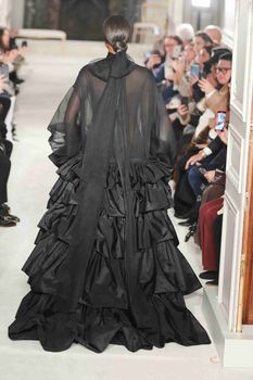 Наоми Кэмпбелл засветила голую грудь на показе Valentino фото #6