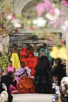 Наоми Кэмпбелл засветила голую грудь на показе Valentino фото #8