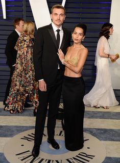 Зои Кравиц в засветила соски на вечеринке Vanity Fair фото #9