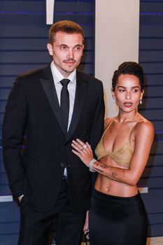 Зои Кравиц в засветила соски на вечеринке Vanity Fair фото #10