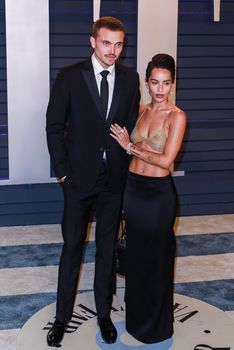 Зои Кравиц в засветила соски на вечеринке Vanity Fair фото #11