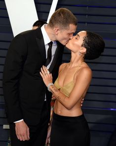 Зои Кравиц в засветила соски на вечеринке Vanity Fair фото #14