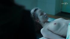 Голая грудь Александры Живовой в сериале «Гадалка» фото #1