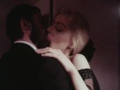 Голая грудь Александры Колкуновой в фильме «Алмазы шаха» фото #1