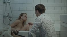 Александра Ребенок показала голую грудь в сериале «Садовое кольцо» фото #5