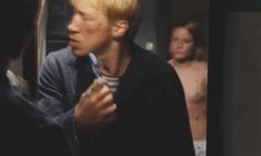 Александра Тюфтей показала голую грудь в фильме «Муха» фото #6