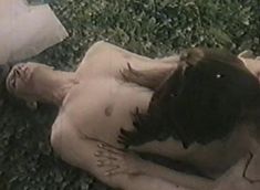 Абсолютно голая Алина Таркинская в фильме «Сумасшедшая любовь» фото #4