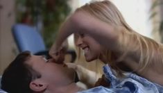 Голая грудь Анны Лутцевой в сериале «Закон мышеловки» фото #1