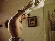 Голая грудь Анны Маланкиной в фильме «Заколдованные» фото #5