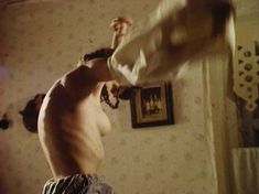 Голая грудь Анны Маланкиной в фильме «Заколдованные» фото #6