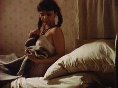 Голая грудь Анны Маланкиной в фильме «Заколдованные» фото #20