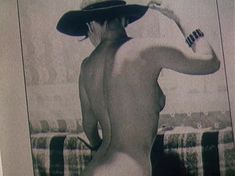 Голая попа Анны Назарьевой в фильме «Обнаженная в шляпе» фото #5