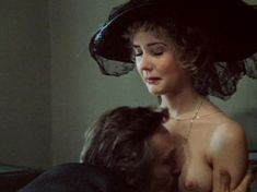 Голые сиськи Анны Тихоновой в фильме «Милый друг давно забытых лет» фото #4